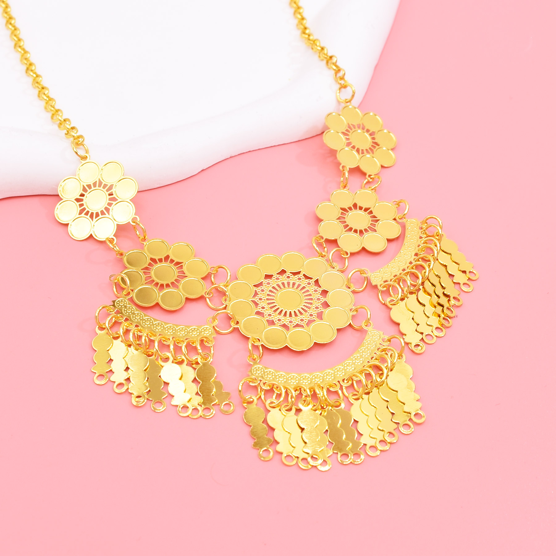 Collar con colgantes de flores - Ethnic Fashion Dubai reseña y precio